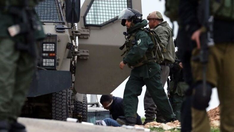 الاحتلال يعتقل 13 مواطنا من الضفة