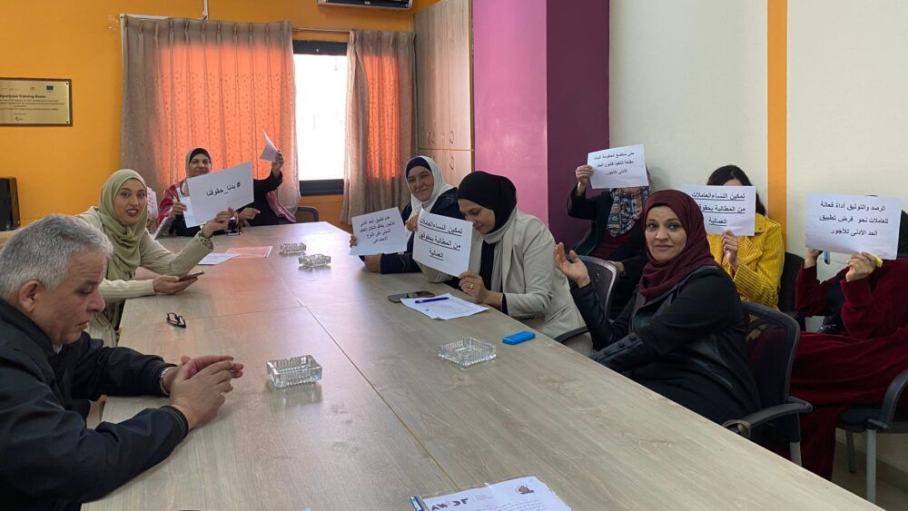 جمعية مدرسة الامهات تطلق سلسلة الوقفات المطالبة بتطبيق الحد الأدنى للأجور