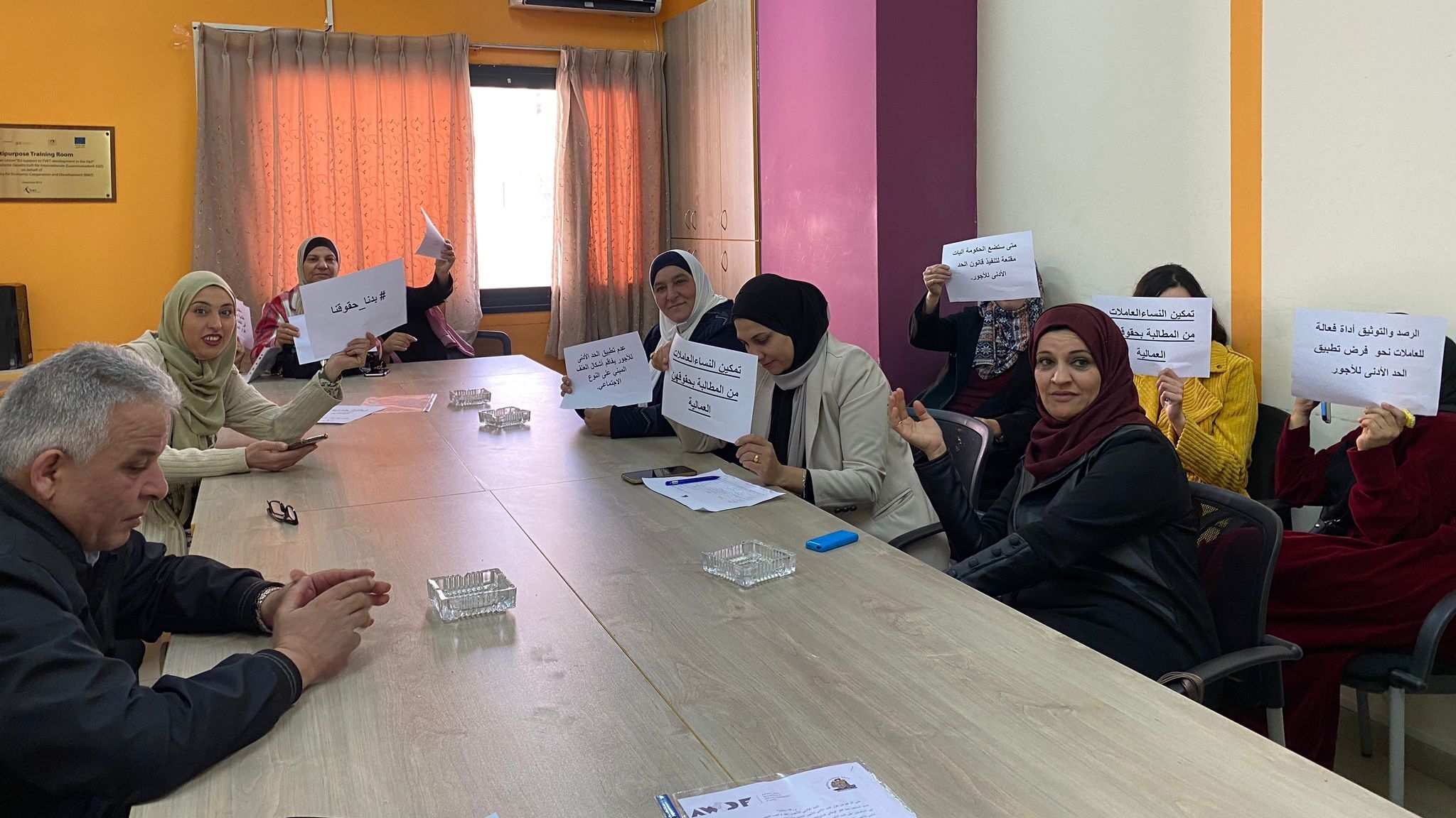 جمعية مدرسة الامهات تطلق سلسلة الوقفات المطالبة بتطبيق الحد الأدنى للأجور