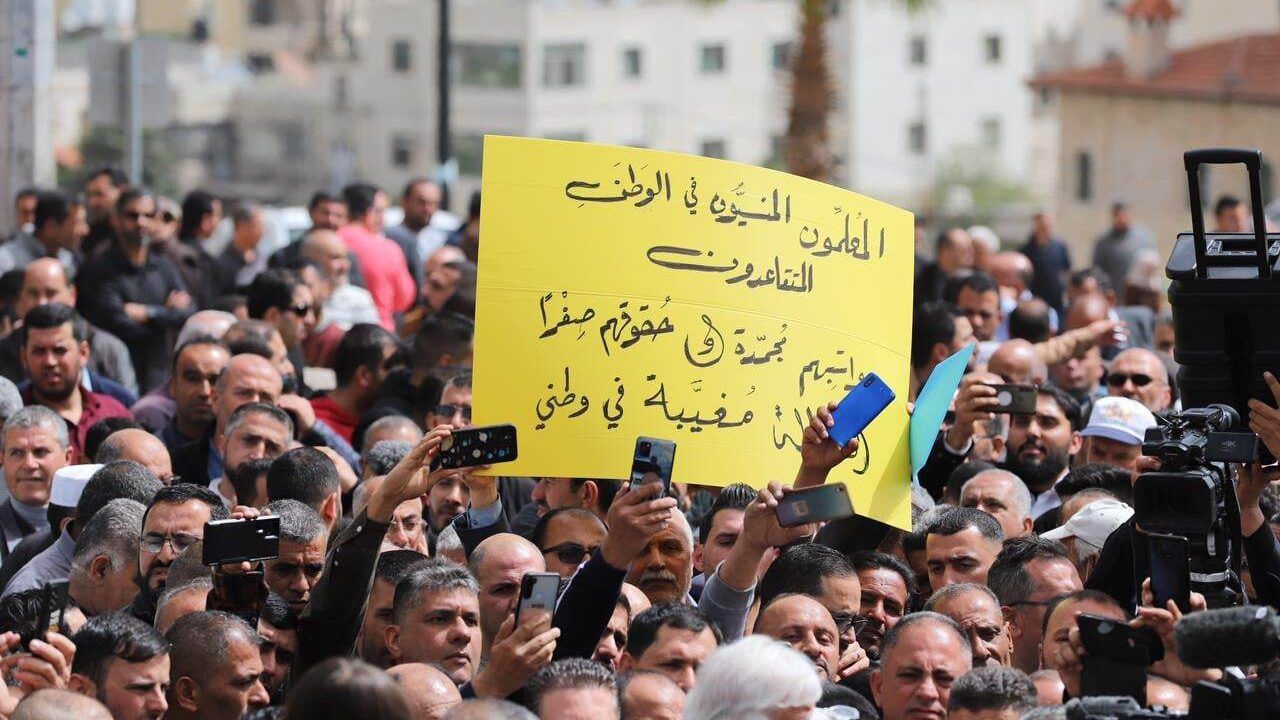 التقاهم وزير التربية.. آلاف المعلمين يعتصمون قرب مجلس الوزراء للمطالبة بحقوقهم