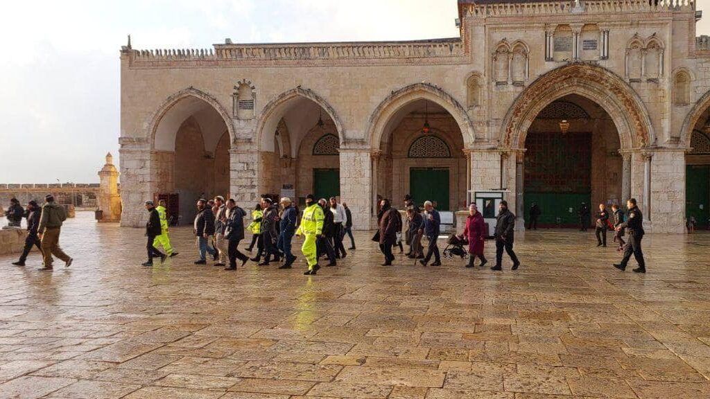 عشرات المستوطنين يقتحمون المسجد الأقصى