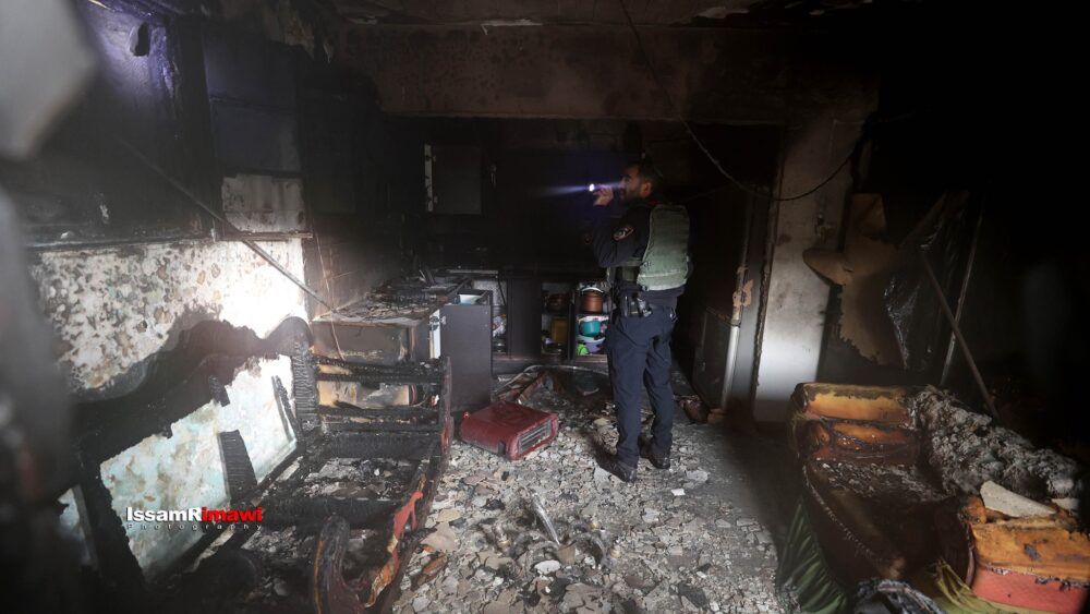 مستوطنون يحرقون منزلا مأهولا في سنجل شمال رام الله