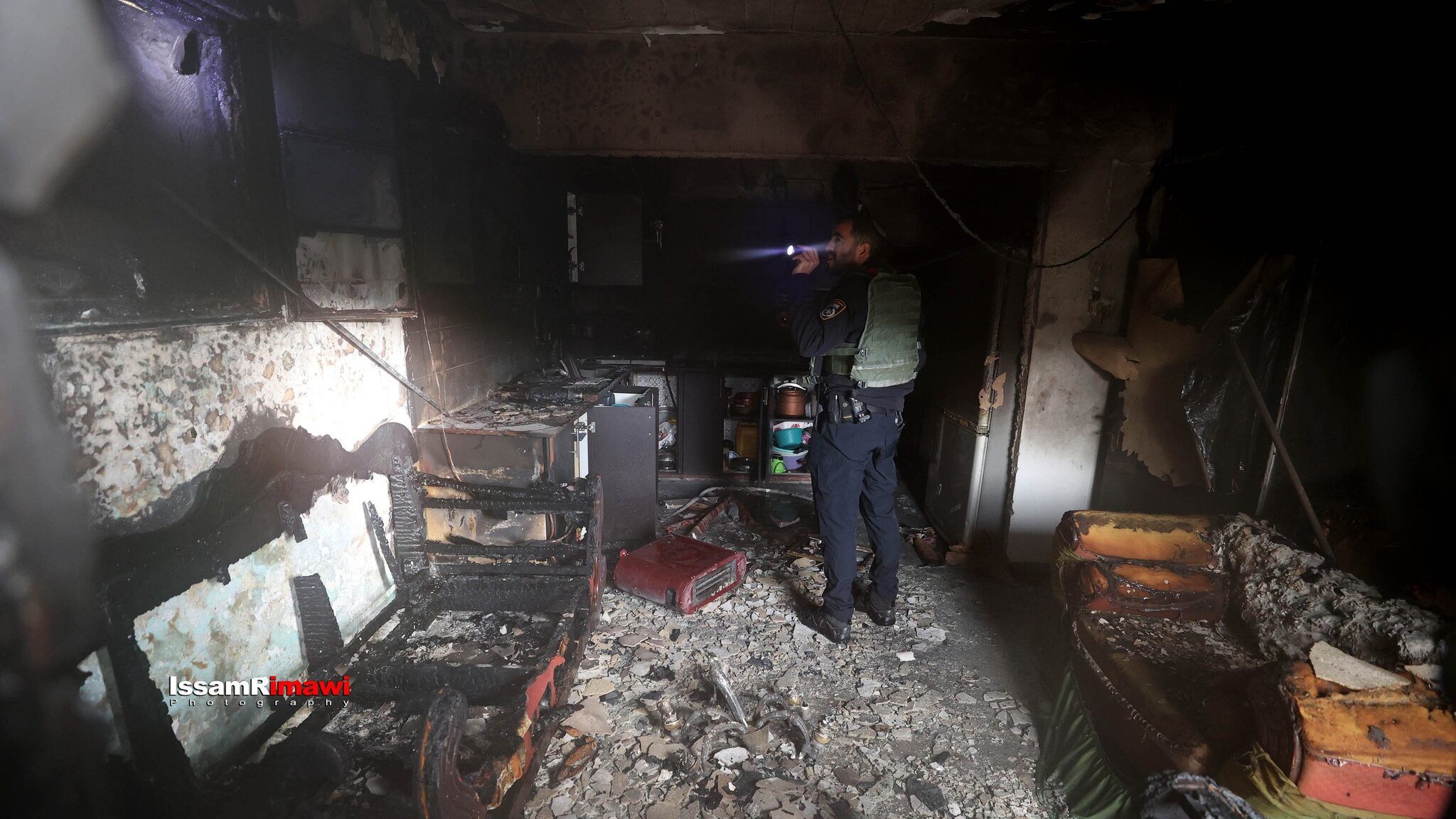 مستوطنون يحرقون منزلا مأهولا في سنجل شمال رام الله