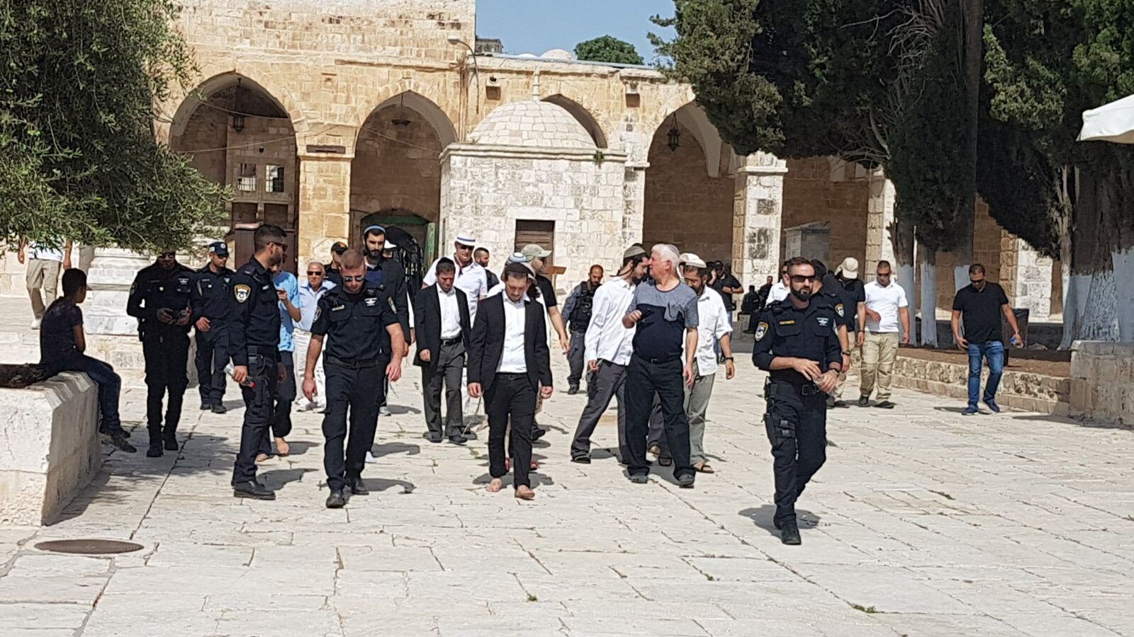 تحذيرات من اقتحامات واسعة.. عشرات المستوطنين يقتحمون المسجد الأقصى