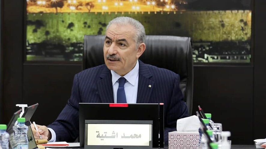 اشتية: اضطرت الحكومة أن تقترض من البنوك ليتم دفع راتب شهر 3 خلال أيام