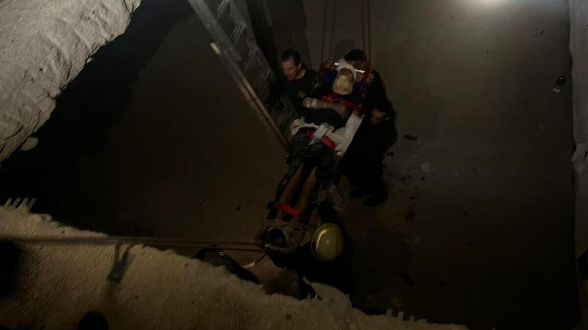 نابلس: انقاذ عامل سقط داخل تسوية بارتفاع 4 أمتار