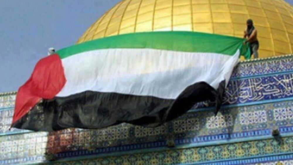 شرطة الاحتلال تزيل العلم الفلسطيني عن مصلى قبة الصخرة