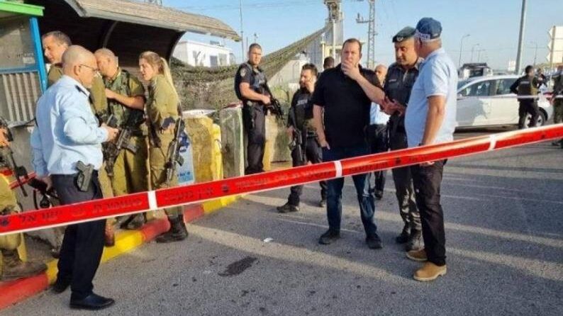 مصادر عبرية: إصابة مستوطن بعملية إطلاق نار شمالي رام الله