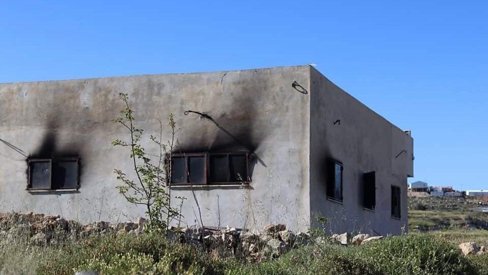 مستوطنون يحرقون منزلا بين قريتي قصرة وجالود جنوب نابلس