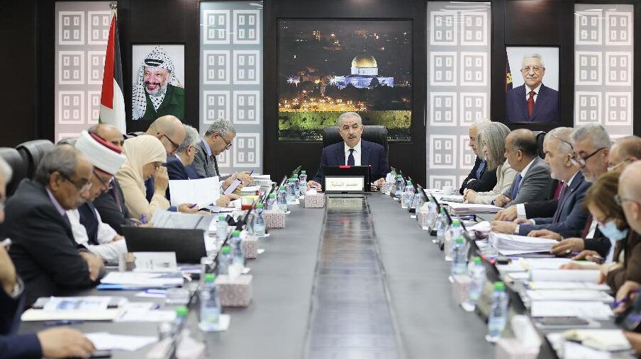 اشتية: سنقوم باستخلاص الدروس والعبر على ما جرى للعملية التعليمية على مدار الشهرين الماضيين