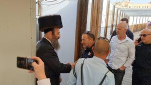 مفوض شرطة الاحتلال ورئيس جهاز الشاباك مع رئيس اتحاد "منظمات الهيكل" في باب المغاربة الذي يقتحم منه المستوطنون المسجد الأقصى.