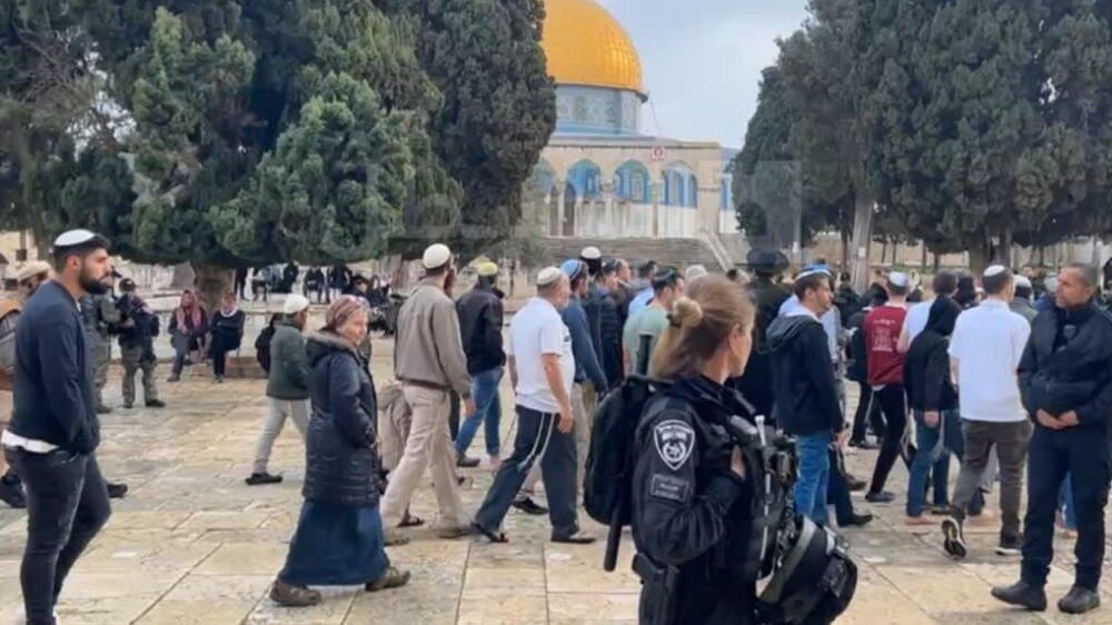 صور: عشرات المستوطنين يقتحمون المسجد الأقصى والاحتلال يضيق على المصلين