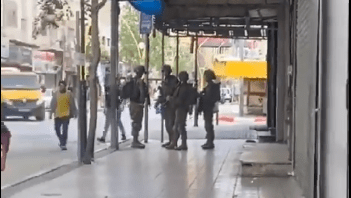 إصابات بالاختناق واعتقال شاب وتحطيم مركبتين بمواجهات مع الاحتلال في بيت أمر