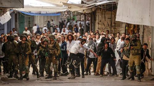 مستوطنون يهدمون عددا من المحال التجارية في البلدة القديمة من الخليل