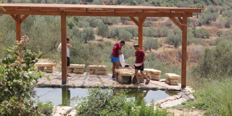 مئات المستوطنين يقتحمون منطقة ينابيع الدير في الأغوار الشمالية