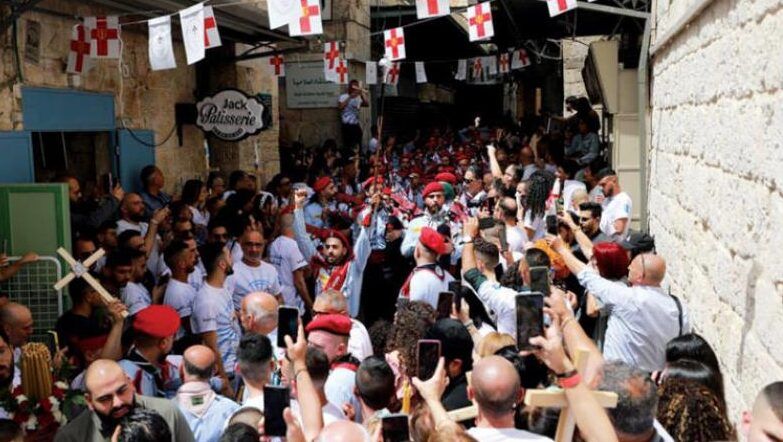 فيديو: الاحتلال تعتدي على المسيحيين المحتفلين في "سبت النور" بالقدس المحتلة