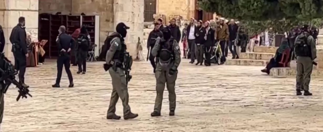 صور: عشرات المستوطنين يقتحمون المسجد الأقصى والاحتلال يضيق على المصلين