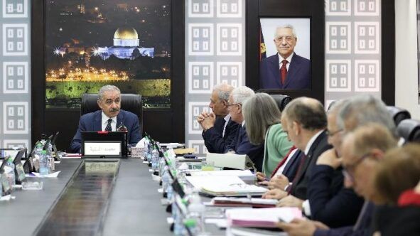 ارتفاع الإيرادات المحلية.. اشتية يدعو المانحين لسد العجز