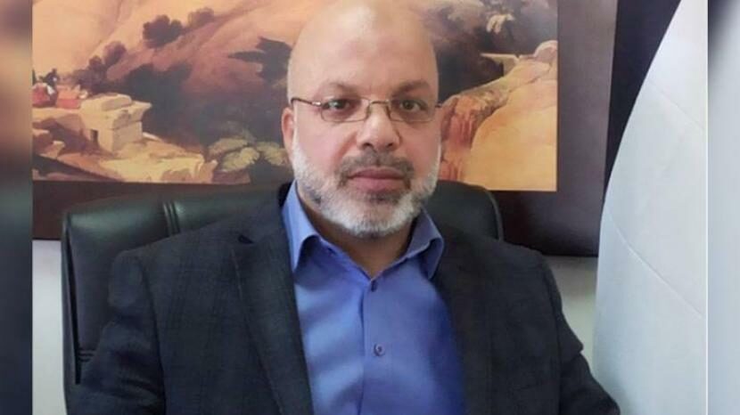 حمل نادي الأسير، إدارة سجون الاحتلال الإسرائيلي، المسؤولية الكاملة عن حياة الأسير النائب أحمد عطون (55 عاماً) من القدس، بعد تدهور طرأ على وضعه الصحي، ونقله إلى مستشفى “تشعاري تصديق”، خلالها أجرى الفحوصات الطبية، ووفقاً للمعلومات فأنه سيخضع لعملية قسطرة يوم الأحد المقبل. وأوضح النادي في بيان له، أنّ النائب المبعد عطون اُعتقل فجر يوم أمس الخميس من منزله في بيت ساحور/ بيت لحم، بعد الاعتداء عليه وعلى أفراد أسرته. يذكر أنّ سلطات الاحتلال أفرجت عنه في تشرين الثاني/ نوفمبر الماضي، بعد اعتقال إداري دام ثمانية أشهر، وهو أسير سابق أمضى ما يزيد عن 16 عاماً داخل سجون الاحتلال، جُلها رهن الاعتقال الإداري. وطالب نادي الأسير كافة جهات الاختصاص بضرورة التحرك العاجل، للوقوف على التفاصيل الدقيقة للوضع الصحيّ للأسير عطون، وأكّد أنّ الحالات المرضية بين صفوف الأسرى في تصاعد، لا سيما بين الأسرى الذين قضوا فترات طويلة في الأسر، حيث يبلغ عدد الأسرى المرضى نحو (700) أسير.