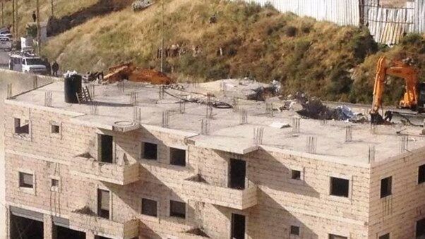 الاحتلال يهدم بناية سكنية في بلدة سلوان