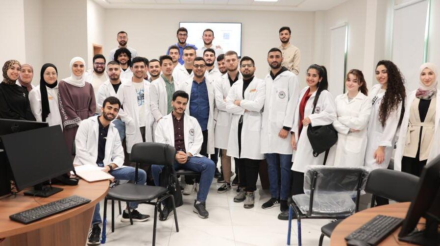 طلبة من كلية الطب البشري في الجامعة الأمريكية يتدربون في جامعتي أكسفورد وداندي البريطانيتين