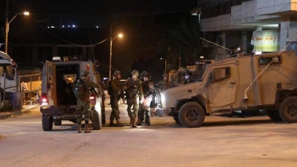 إصابات واعتقال شاب خلال اقتحام الاحتلال نابلس