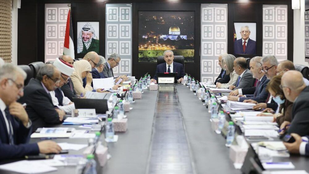 اشتية: نحمّل الاحتلال مسؤولية استشهاد الأسير عدنان وندعو للإفراج الفوري عن جميع الأسرى