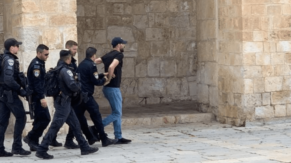 شرطة الاحتلال تعتدي على حراس الأقصى وتعتقل أحدهم