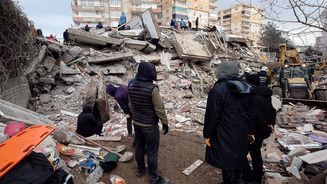 السفير الرفاعي يسلّم ممثل الحكومة السورية 9600 طرد غذائي للمتضررين من الزلزال