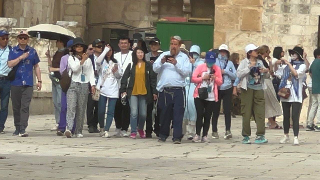 بقيادة المتطرف غليك ، عشرات المستوطنين يقتحمون المسجد الأقصى