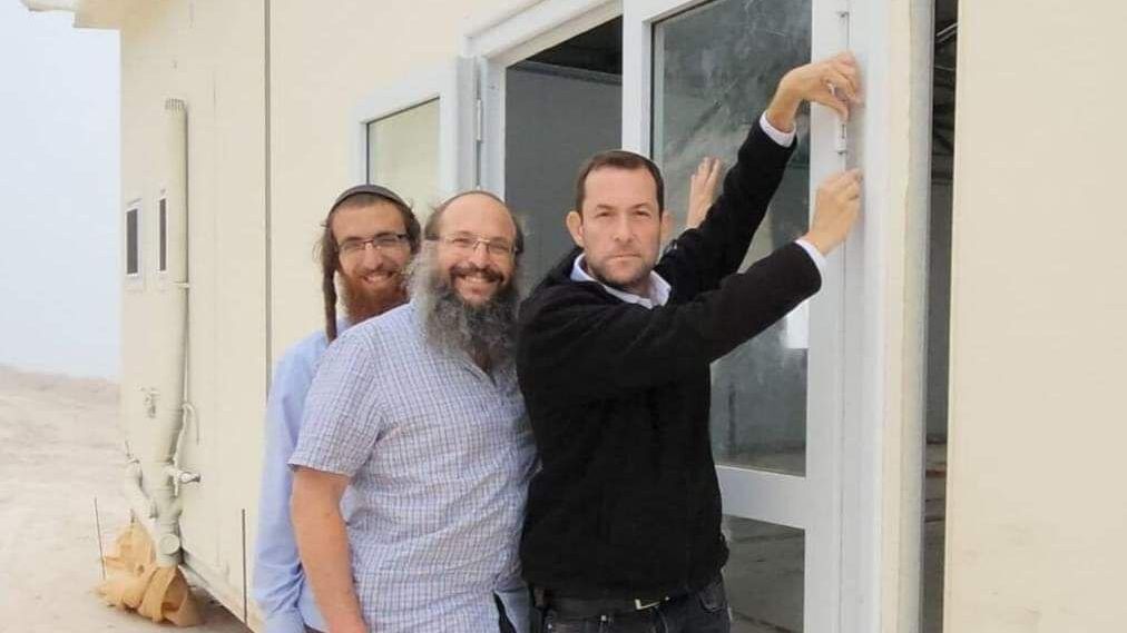 مستوطنون يعيدون بناء مدرسة وينصبون "كرفانين" في موقع مستوطنة "حومش"