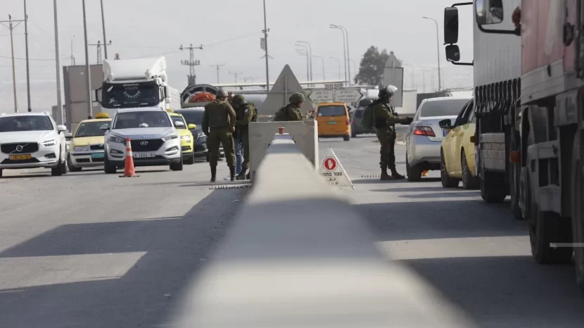 الاحتلال يحتجز عددا من المواطنين بينهم سيدات على حاجز حوارة