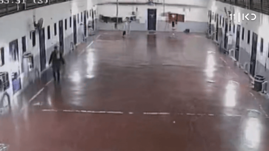 فيديو | فشل أمني في جلبوع.. السجانة كتبت بعد الهروب: "كل شيء على ما يرام"