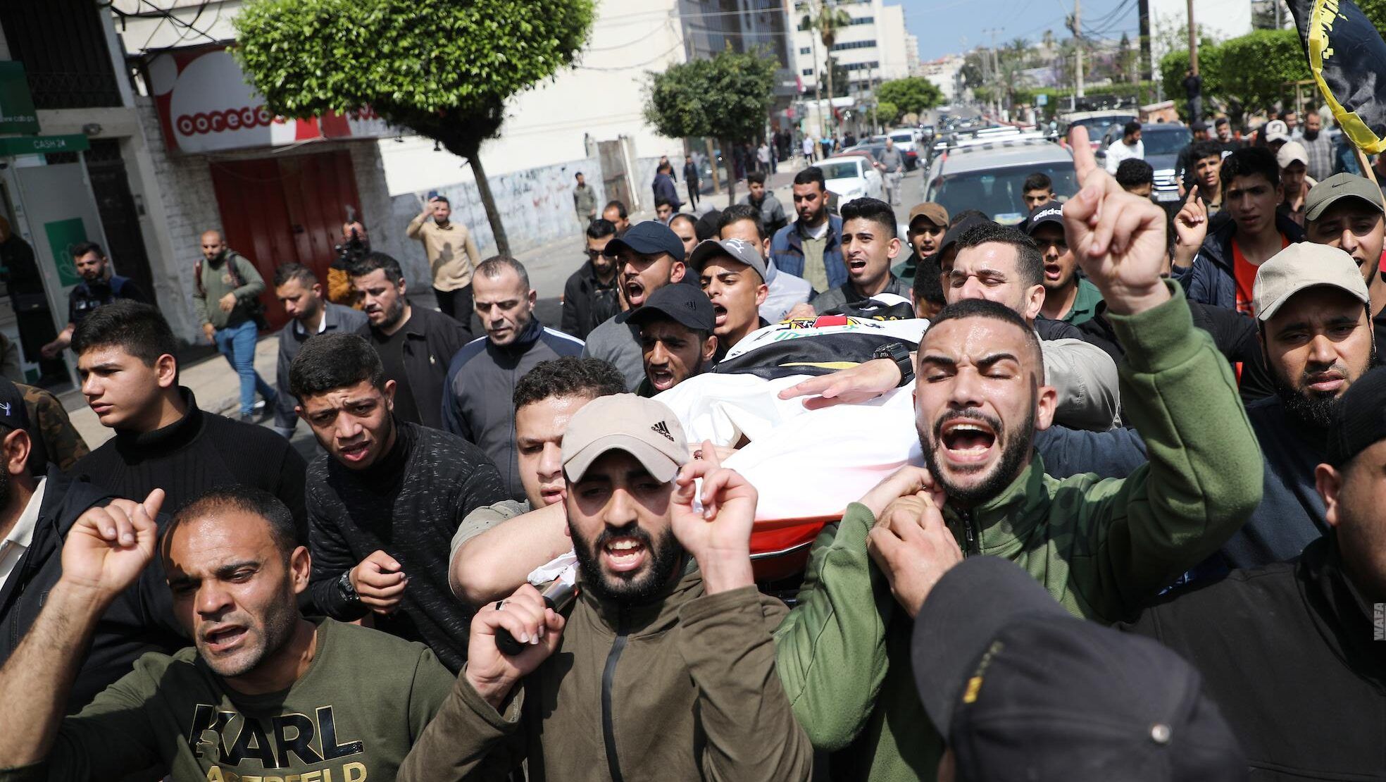 تشييع حاشد لشهداء المجزرة الإسرائيلية على قطاع غزة