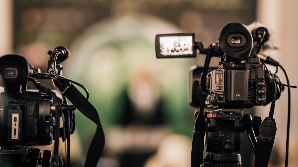 حين يتجنّد الإعلام في الدفاع عن الحق