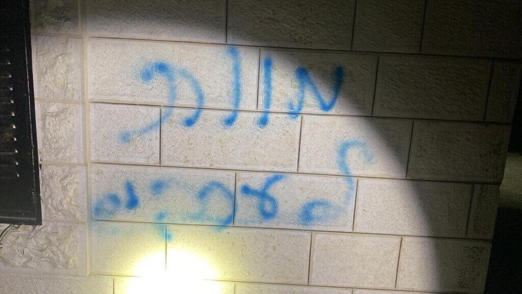 القدس: مستوطنون يحرقون مركبة ويخطّون شعارات عنصرية