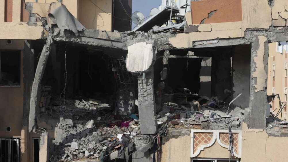 غزة: هدم 19 وحدة سكنية ومخزون الوقود شارف على النفاد