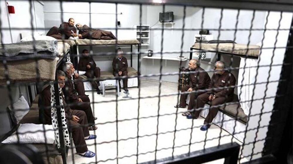 نادي الأسير: الأسرى ينفّذون اليوم إضراب عن الطعام ليوم واحد