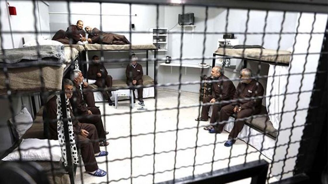 نادي الأسير: الأسرى ينفّذون اليوم إضراب عن الطعام ليوم واحد