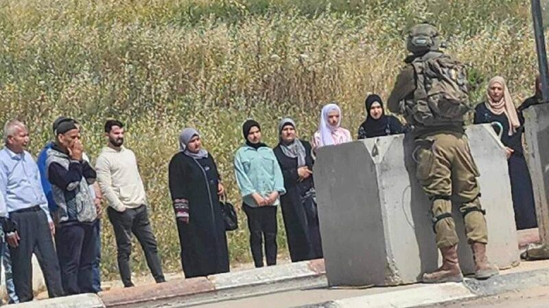 الاحتلال يحتجز عددا من المواطنين بينهم سيدات على حاجز حوارة