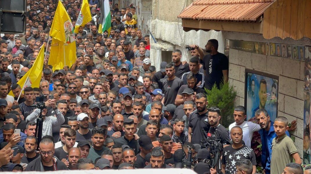 تغطية صحفية: "الآلاف يشيعون الشبان فتحي أبو رزق وعبدالله أبو حمدان ومحمد أبو زيتون في مخيم بلاطة في نابلس".