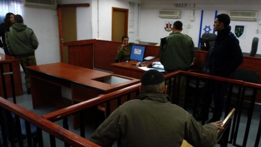 محامو الأسرى في محكمة عوفر العسكرية يواصلون إضرابهم المفتوح