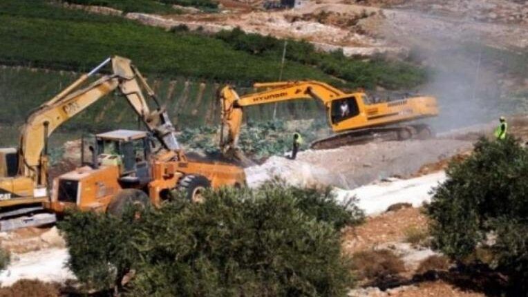 الاحتلال يهدم سور أرض زراعية في عزون عتمة جنوب قلقيلية