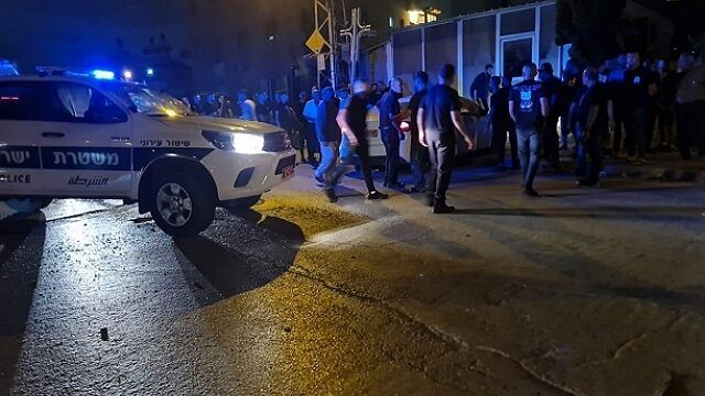 تجمهُر في المكان الذي ارتُكبت فيه الجريمة في قلنسوة