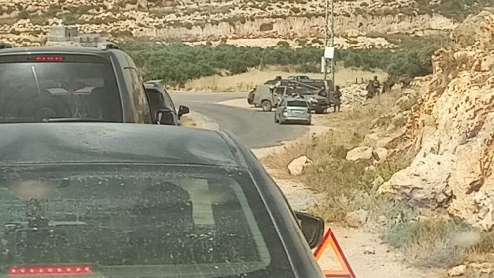 الاحتلال يعيد إغلاق مدخلي قرية المغير شرق رام الله