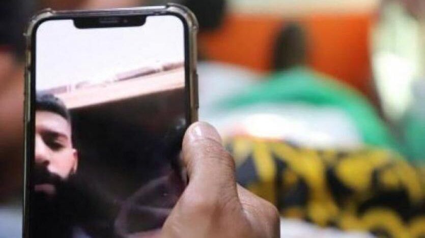 الاحتلال يعزل أسير من طوباس بسبب وداعه لشقيقه الشهيد