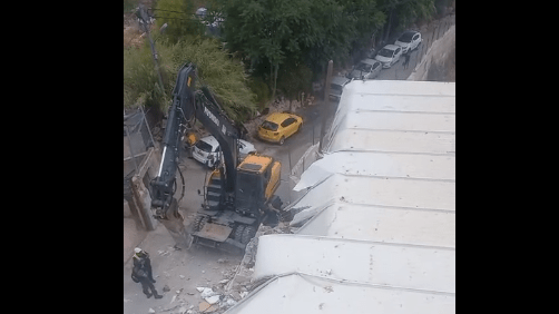 قوات الاحتلال تهدم منزلا جنوب المسجد الأقصى المبارك