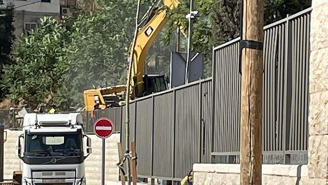 آليات الاحتلال يهدم منزلا واسطبلا للخيول بحي واد الجوز في القدس