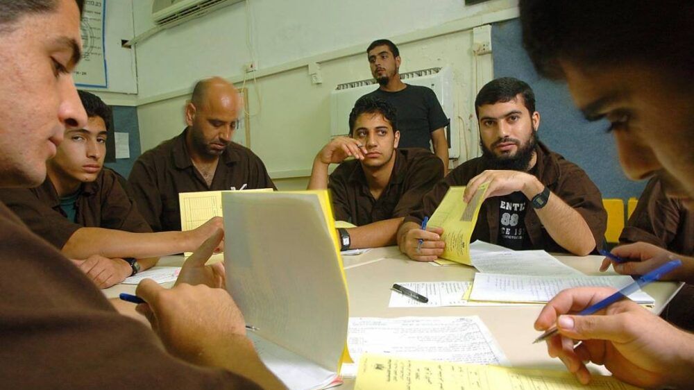 الاحتلال يحرم مئات الأسرى من تقديم الثانوية العامة