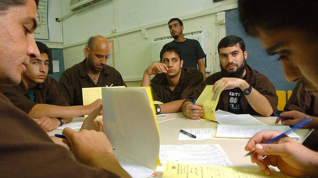 الاحتلال يحرم مئات الأسرى من تقديم الثانوية العامة